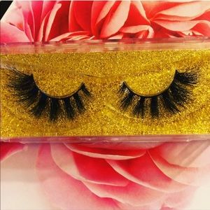 Glamorous affordable mink lashes. Reusable!!!